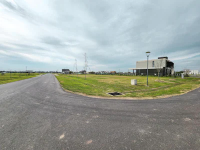 El mejor terreno en Vida Club de Campo, frente sur y fondo reservorio - Imagen 1
