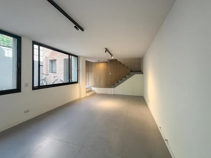 Casa de 2 dormitorios con patio, terraza y quincho en zona río - Imagen 1 de 15