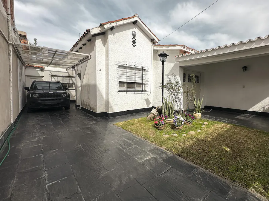 Casa con jardín de 3 dormitorios y 2 cocheras en Arroyito - Imagen 1 de 30