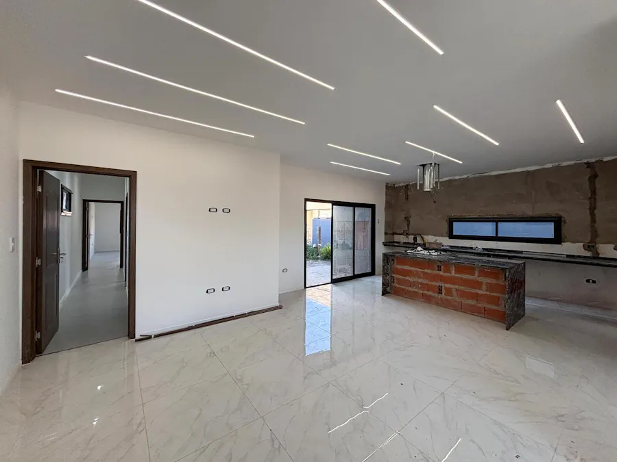 Casa 2 dormitorios a estrenar, galería con parrillero y pileta en Pueblo Esther - Imagen 1 de 19