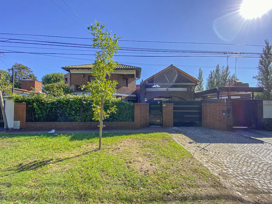 Casa de 4 dormitorios en Fisherton con jardín y pileta. - Imagen 1 de 47