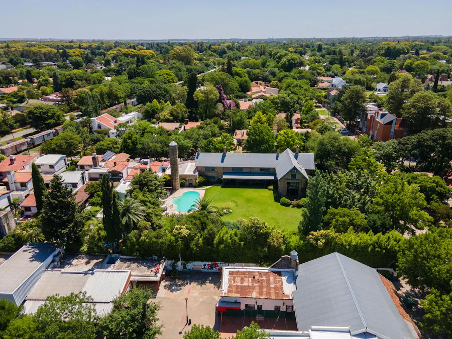 Casa de 750m2 sobre terreno de 2500m2 en Fisherton - Imagen 1 de 31