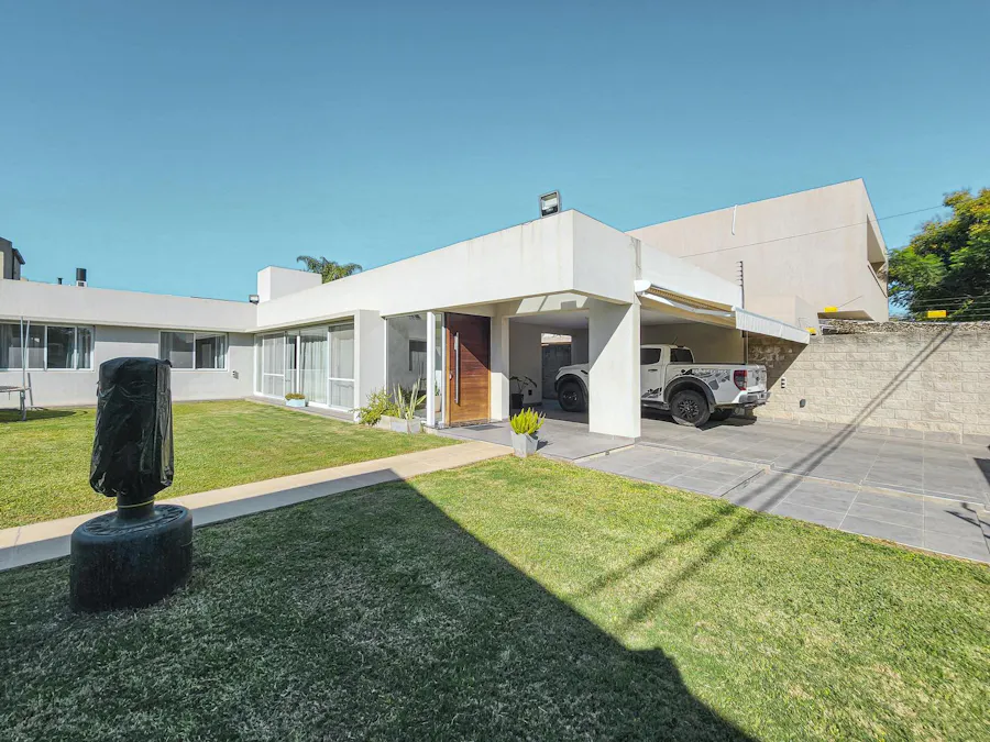 Casa 4 dormitorios con jardín y pileta en Fisherton - Imagen 1 de 36