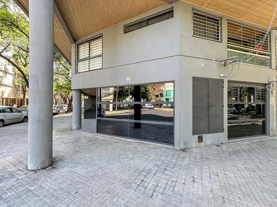 Local comercial con 2 privados y recepción en esquina de Abasto - Imagen 1 de 14