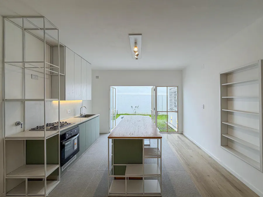 Casa de 2 dormitorios con jardín, pileta y terraza - Imagen 1 de 19