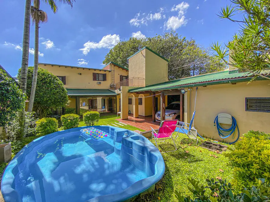 Casa de estilo de 4 dormitorios con jardín y pileta - Imagen 1 de 59