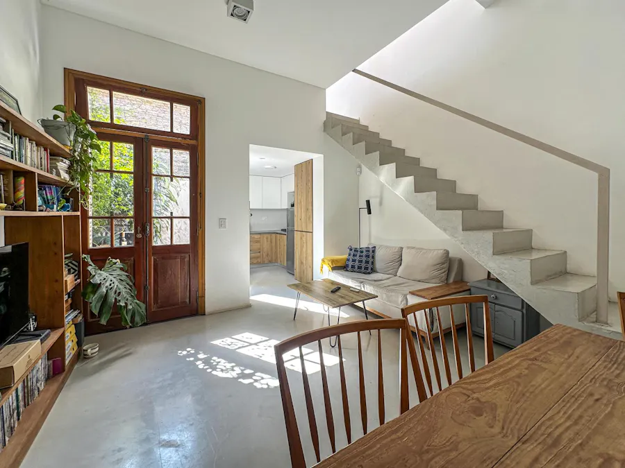 Casa tipo dúplex de pasillo con 1 dormitorio, patio y balcón - Imagen 1 de 16