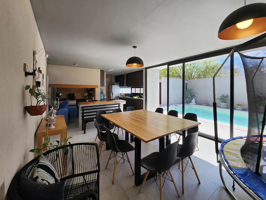 Casa de 2 dormitorios con gran quincho y pileta en Fisherton - Imagen 1 de 32