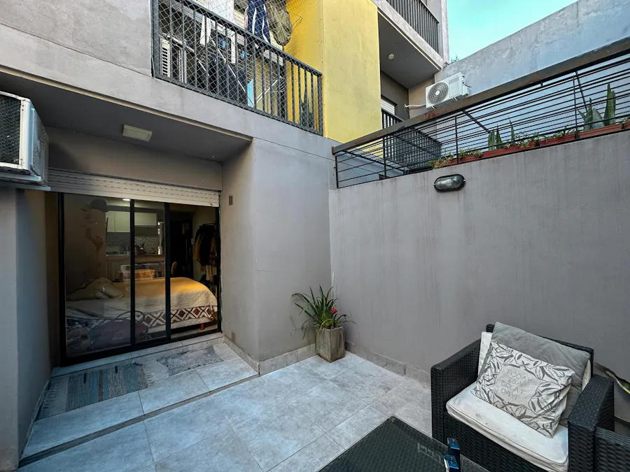 Departamento monoambiente amoblado con patio y cochera - Imagen 1 de 16