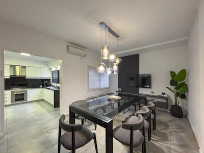 Casa de 3 dormitorios con cochera y quincho exclusivo - Imagen 1