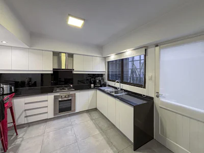 Casa de 3 dormitorios con cochera y quincho exclusivo - Imagen 5