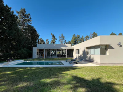 Casa de 3 dormitorios con pileta y gran jardín en Azahares del Paraná - Imagen 4