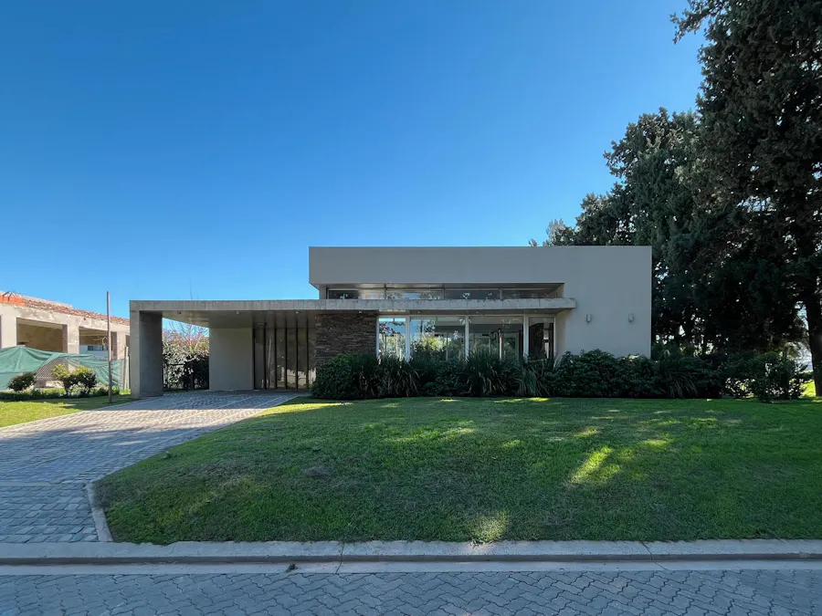 Casa de 3 dormitorios con pileta y gran jardín en Azahares del Paraná - Imagen 1 de 22