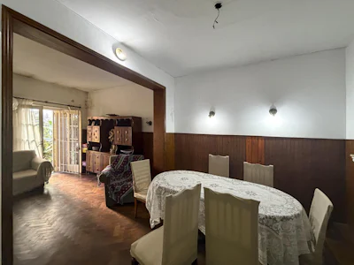 Casa de 3/4 dormitorios al frente con cochera o terreno centrico - Imagen 2