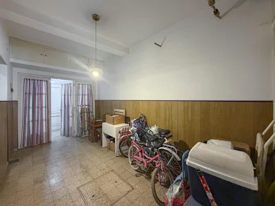 Casa de 3/4 dormitorios al frente con cochera o terreno centrico - Imagen 3