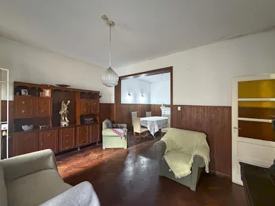 Casa de 3/4 dormitorios al frente con cochera o terreno centrico - Imagen 1