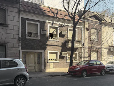 Casa de 3/4 dormitorios al frente con cochera o terreno centrico - Imagen 5