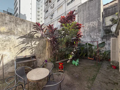 Casa de 3/4 dormitorios al frente con cochera o terreno centrico - Imagen 4