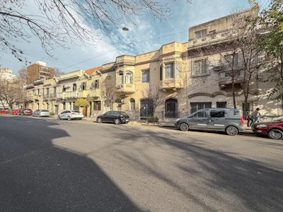Casa de 4 dormitorios con cochera, jardín y pileta en Lourdes - Imagen 1