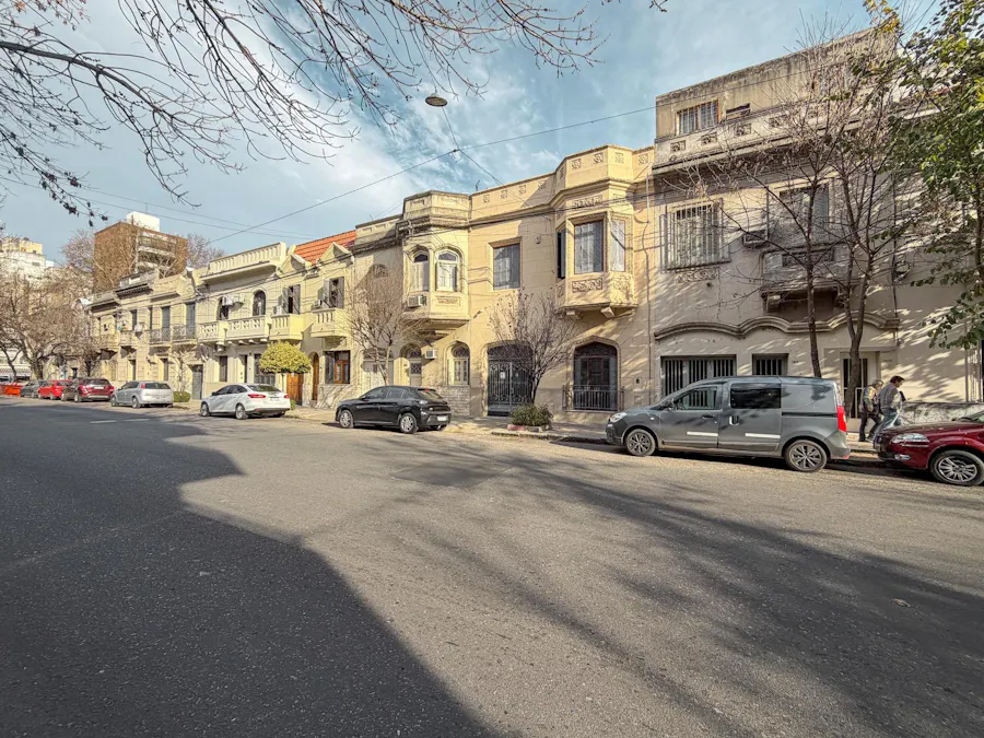 Casa de 4 dormitorios con cochera, jardín y pileta en Lourdes - Imagen 1 de 24