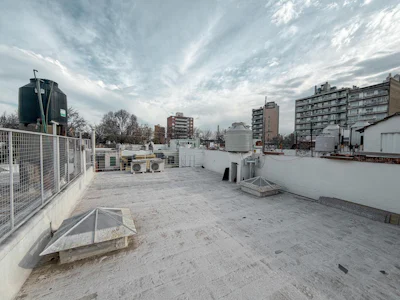 Casa de 4 dormitorios con cochera, jardín y pileta en Lourdes - Imagen 5