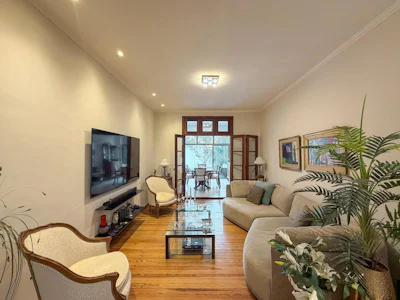 Casa de 4 dormitorios con cochera, jardín y pileta en Lourdes - Imagen 3