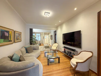 Casa de 4 dormitorios con cochera, jardín y pileta en Lourdes - Imagen 2