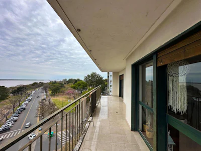 Departamento piso exclusivo con 5 dormitorios, vista al rio y cochera - Imagen 3