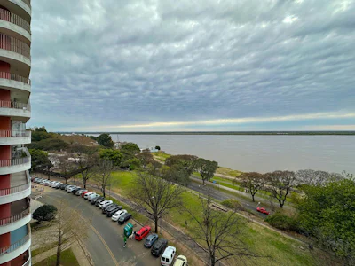Departamento piso exclusivo con 5 dormitorios, vista al rio y cochera - Imagen 2