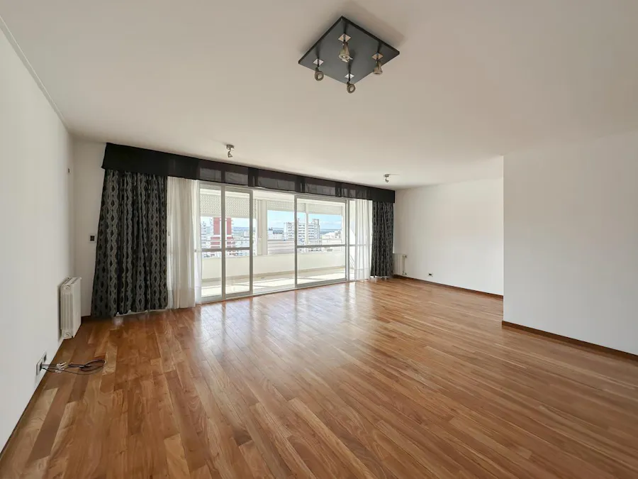 Departamento de 3 dormitorios con cochera en zona Río - Imagen 1 de 34