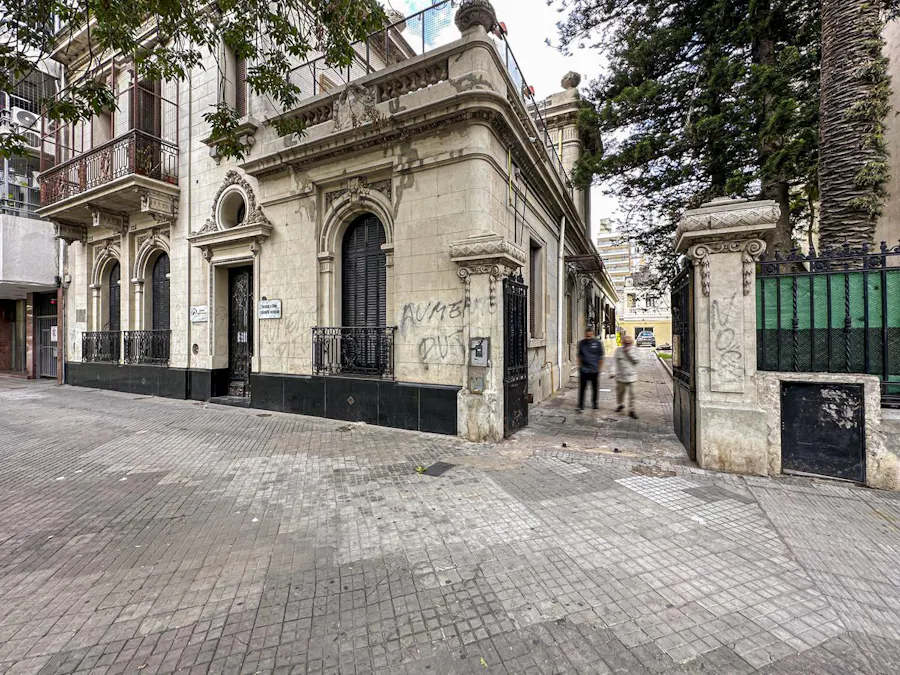 Casona comercial de 1.015m² con renta sobre Av. Pellegrini - Imagen 1 de 30