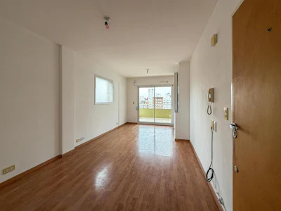 Departamento de 1 dormitorio al frente en zona río con balcón aterrazado - Imagen 2