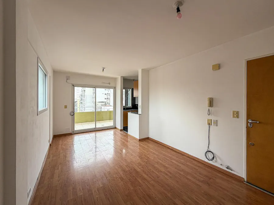 Departamento de 1 dormitorio al frente en zona río con balcón aterrazado - Imagen 1 de 9