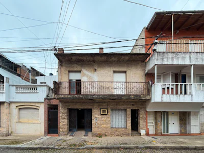 Casa a remodelar de 2 dormitorios con cochera en la zona de la Terminal - Imagen 1