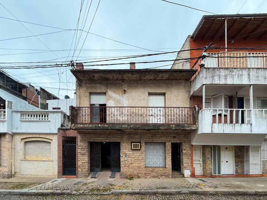 Casa a remodelar de 2 dormitorios con cochera en la zona de la Terminal - Imagen 1 de 21