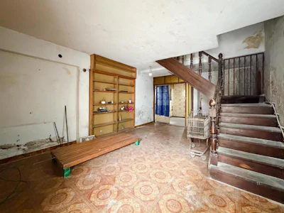 Casa a remodelar de 2 dormitorios con cochera en la zona de la Terminal - Imagen 3