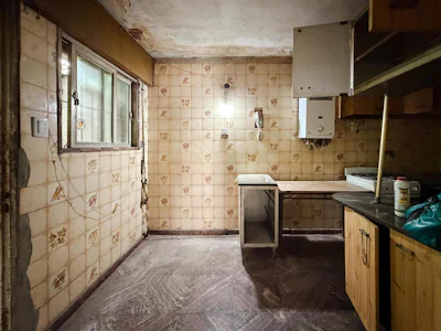 Casa a remodelar de 2 dormitorios con cochera en la zona de la Terminal - Imagen 5