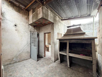 Casa a remodelar de 2 dormitorios con cochera en la zona de la Terminal - Imagen 4