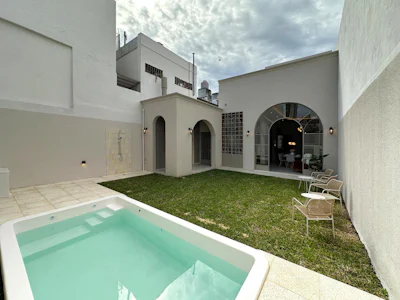 Casa de 4 dormitorios con cochera, jardín y pileta en Abasto - Imagen 1