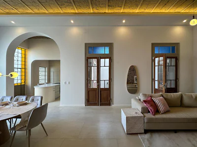 Casa de 4 dormitorios con cochera, jardín y pileta en Abasto - Imagen 2