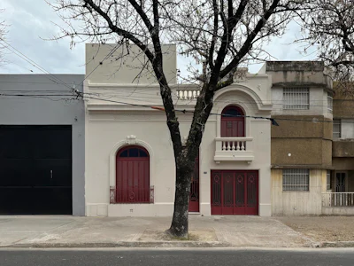 Casa de 4 dormitorios con cochera, jardín y pileta en Abasto - Imagen 5