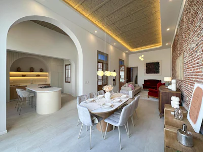 Casa de 4 dormitorios con cochera, jardín y pileta en Abasto - Imagen 3