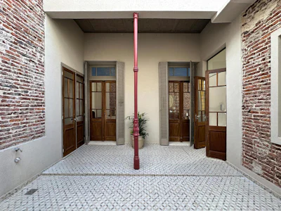 Casa de 4 dormitorios con cochera, jardín y pileta en Abasto - Imagen 4