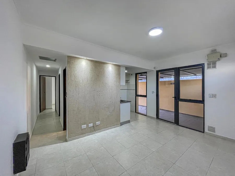 Casa al frente 2 dormitorios con patio y cochera en Echesortu - Imagen 1 de 15